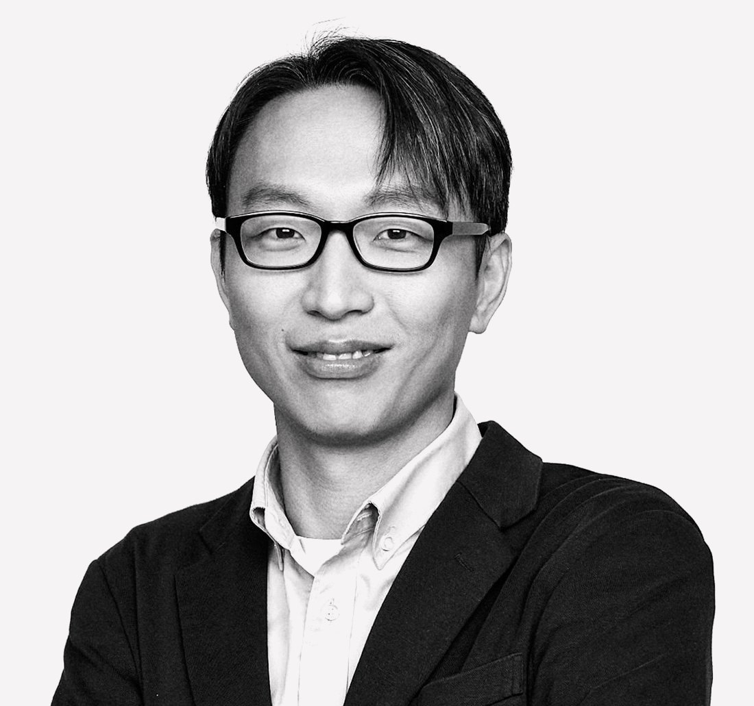 정희원 원장 흑백 상반신 사진
